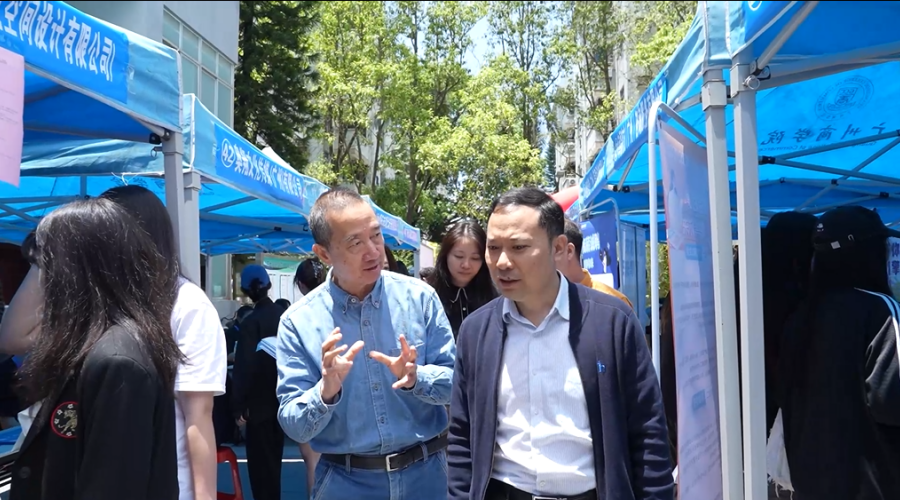 副董事长何柏略等领导莅临招聘会现场指导工作.png