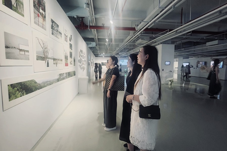 观看毕业展（三）.jpg