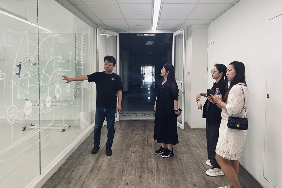 参观艺术与科技实验室（二）.jpg