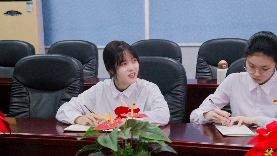 党员们开展批评与自我批评.png