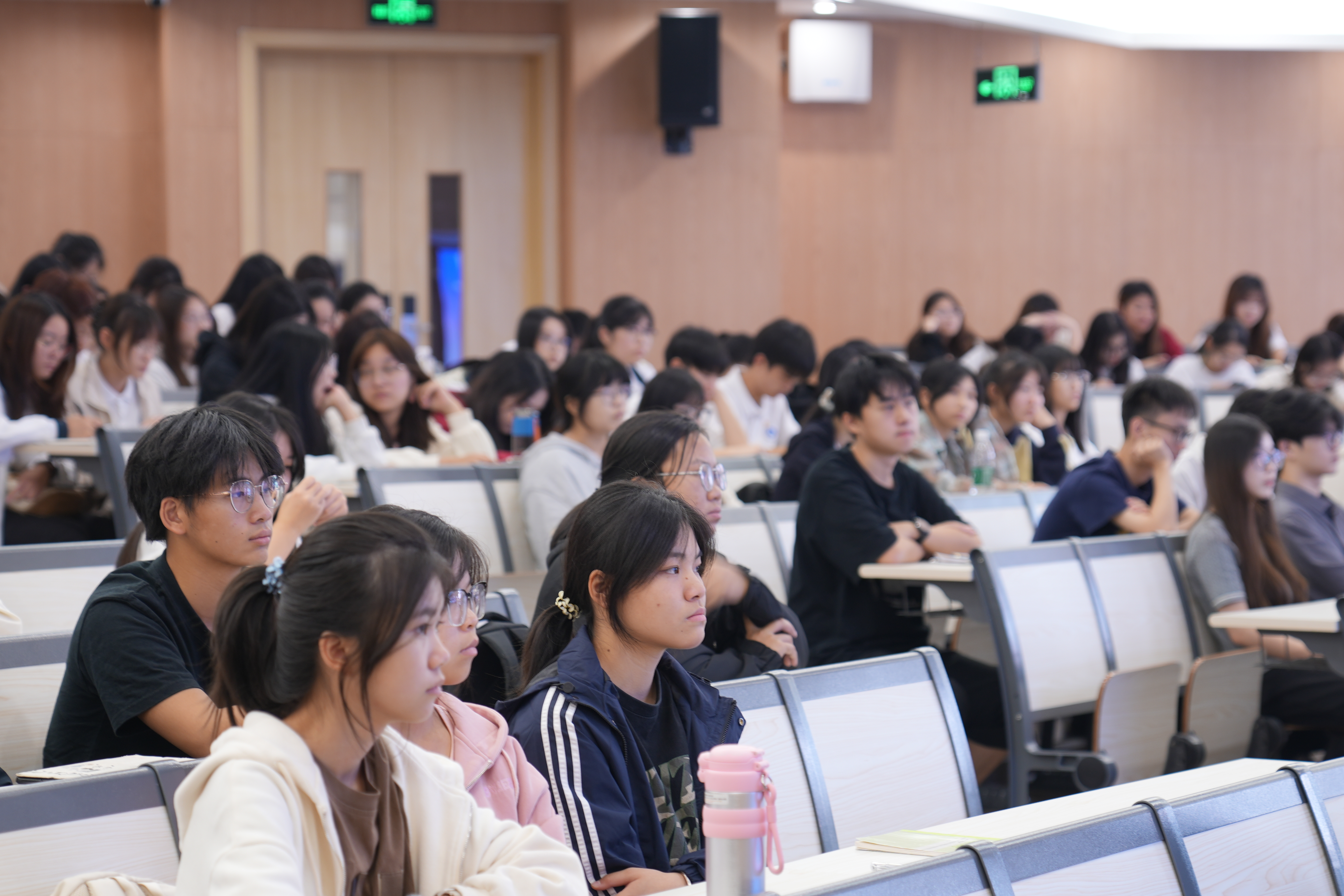 员工认真听讲.jpg